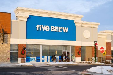 New Hartford, New York - 16 Aralık 2025: New York 'ta indirimli perakende mağaza vitrininin altında beş mağaza, kış boyunca tatil süslemeleri ve aktif yaya trafiğiyle yakalandı