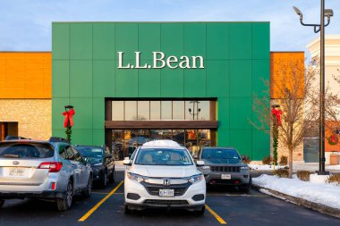 New Hartford, New York - 16 Aralık 2025: L.L.Bean açık hava giyimi ve teçhizat perakendecisi, kışın tatil süslemeleri ve karla kaplı dış görünüşüyle yakalandı