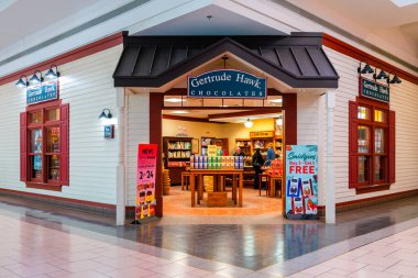 Syracuse, New York - 18 Aralık 2025: Gertrude Hawk Chocolates mağazası, Pennsylvania merkezli tarihi bir çikolata şirketi.