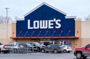 Roma, New York - 17 Aralık 2025: Lowe 's Home Improvement mağazasının otoparkına yakın çekimde 1700 konum zinciri yapı malzemeleri, araçlar ve mevsimlik eşyalar sunuyor.