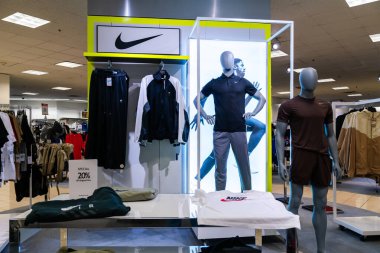 Syracuse, New York - 18 Aralık 2025: Nike, Macy 's' de sezonluk satışlarda% 20 indirim sunan mankenler, marka giysiler ve promosyon tabelalarıyla perakende satış yapıyor