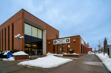 Roma, New York - 17 Aralık 2025: Roma 'daki Oneida İlçe Ofisleri bölgesel hizmetleri destekleyen bir uydu hükümet kompleksi olarak hizmet vermektedir. İlçenin kendisi New York eyaletinin en eskilerindendir.