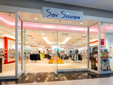 New Hartford, New York - 28 Aralık 2025: Sole Solution, ABD 'li bir ayakkabı ve giyim perakendecisi, cam vitrinli, katmanlı ürün sergisi ve moda pazarlamacılığı