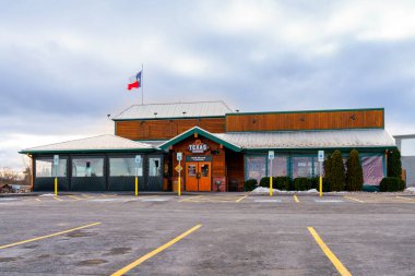 New Hartford, New York - 25 Aralık 2025: Texas Roadhouse Restoranı 'nın Geniş Görüş Alanı 2025 itibariyle 870' ten fazla Dünya çapında restoranda Batı temalı biftek menüleri sunan bir zincir restorandır.
