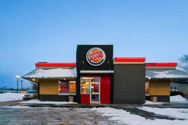 Whitesboro, New York - 31 Aralık 2025: Burger King Restaurant 'ın Gece Manzarası, BK olarak bilinir, dünyanın en büyük ikinci fast food hamburger zinciridir.