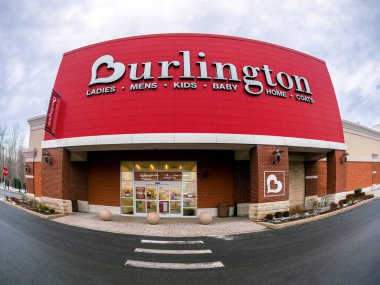 New Hartford, New York - 12 Ocak 2026: Burlington, Burlington 'ın Fisheye view, orijinali Burlington Coat Factory, 1972 yılında kuruldu ve büyük bir indirimli perakendeciye dönüştü.