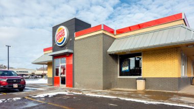 Whitesboro, New York - 19 Ocak 2026: Active Snowfall sırasındaki Burger King Restoranı görüntüsü, BK olarak bilinir, dünyanın en büyük ikinci fast food hamburger zinciri.