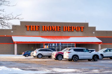 New Hartford, New York - 7 Şubat 2026: ABD 'deki en büyük ev geliştirme perakendecisi olan Home Depot' a yakın çekim. Bu konum mevsimsel kış koşullarına sahip tipik bir büyük kutu dış hatları içerir.