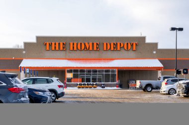 New Hartford, New York - 7 Şubat 2026: ABD 'deki en büyük ev geliştirme perakendecisi olan Home Depot' a yakın çekim. Bu konum mevsimsel kış koşullarına sahip tipik bir büyük kutu dış hatları içerir.