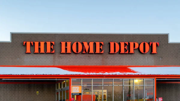 New Hartford, New York - 8 Şubat 2026: Home Depot mağaza önü, ABD 'de depo tarzı mağazalarıyla bilinen en büyük ev geliştirme perakendecisi. Bu konum mevsimsel kış koşullarına sahip tipik bir büyük kutu dış hatları içerir.