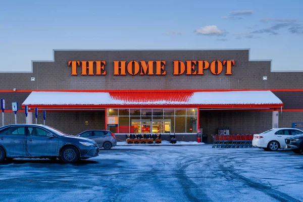 New Hartford, New York - 8 Şubat 2026: ABD 'deki en büyük ev geliştirme perakendecisi olan The Home Depot' un gece görüşü, depo tarzı mağazalarıyla tanınıyor. Bu konum mevsimsel kış koşullarına sahip tipik bir büyük kutu dış hatları içerir.