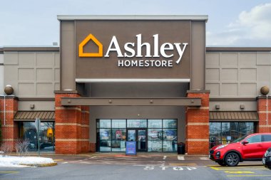 Syracuse, New York - 17 Şubat 2026: Five Guys, kişiselleştirilebilir hamburgerler ve taze patates kızartmalarıyla bilinen ABD 'nin en büyük fast-gelişigüzel zincirlerinden biridir. Kule tabelaları ve açık hava koltukları markanın tanınabilir tasarım dilini yansıtıyor