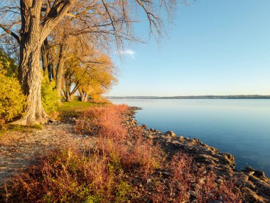 Göl açık gökyüzünün altında sakin mavi bir alana yerleşirken sonbahar ağaçları sakin kıyı şeridi oluşturur. Onondaga Gölü Parkı nazik bir Syracuse kaçışı haline gelir. Şehrin yok olduğu ve mevsimin her şeyi yavaşlattığı bir yer.