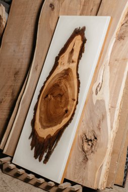 Katı ahşaptan özel el yapımı bir masa. epoksi reçine. Yüksek kalite fotoğraf