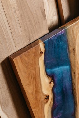 Katı ahşaptan özel el yapımı bir masa. epoksi reçine. Yüksek kalite fotoğraf