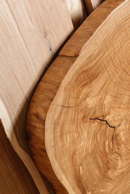 Ahşap arka planda sağlam ahşap ve epoksi reçineden yapılmış özel el yapımı bir masa.