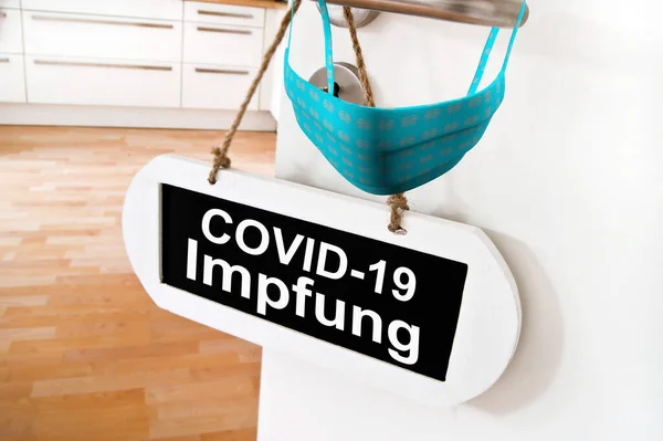 Corona Virus Covid Impfung Konzept Tuer Mit Schild Und Maske — Stock Photo, Image