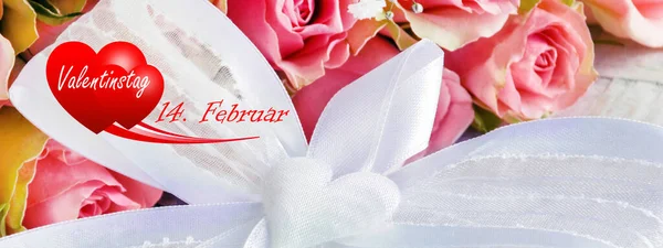 Valentinstag Rose Und Rote Herzen Schleife Auf Holz Hintergrund Banner — Stock Photo, Image