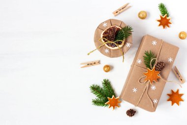 Kar taneleri, ladin dalları ve altın toplarla süslenmiş hediyelerden yapılmış klasik Noel kompozisyonu..