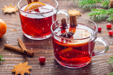 Kırsal Noel arifesinin atmosferi cam bardak bardak punç ya da kar yağışında sıcak şarap ile