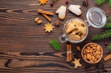 Noel yemeği - bir kavanoz bisküvi ve bir kase badem şenlikli fırın malzemeleri ve köknar dalları arasında.