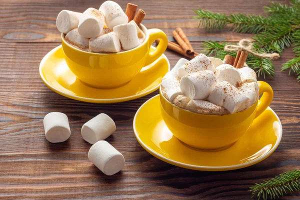 Dos Tazas Latte Cerámica Amarilla Con Malvaviscos Canela Junto Ramas — Foto de Stock