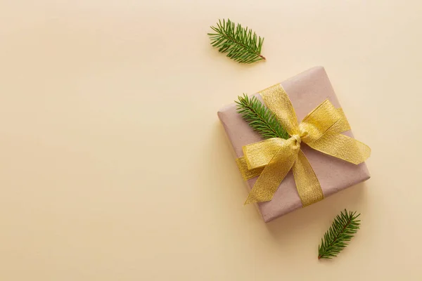 Kerstcadeau Vintage Stijl Met Grote Gouden Strik Monochrome Pastelgele Achtergrond — Stockfoto