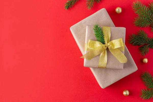 Kerstcadeautjes Eco Verpakking Sparren Takken Met Kerstballen Rode Achtergrond — Stockfoto