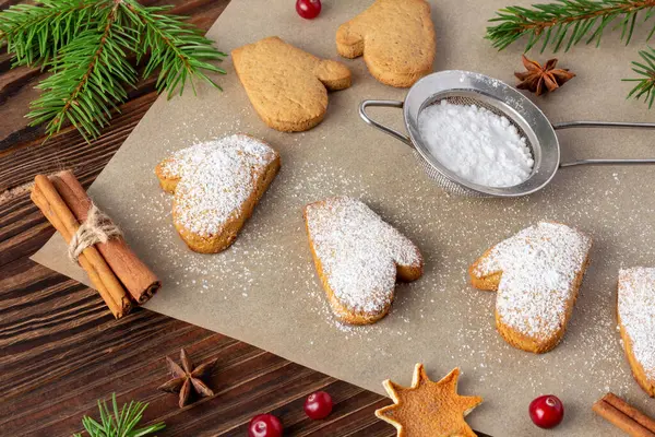 Galletas Navidad Sobre Papel Hornear Con Azúcar Polvo Palitos Canela — Foto de Stock