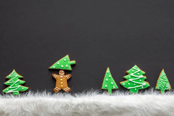 Świąteczna Scena Bajki Małym Ciastkarzykiem Drzewami Śnieżnym Lesie Wigilię — Zdjęcie stockowe