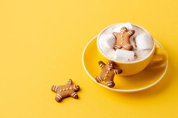 Galleta Jengibre Hombres Taza Amarilla Café Caliente Con Malvavisco Sobre — Foto de Stock