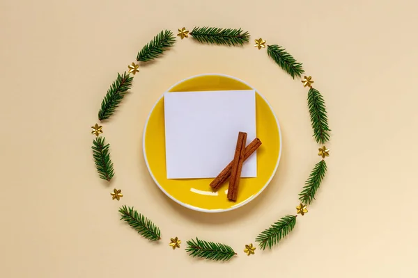 Nota Papel Maqueta Plato Corona Navidad Sobre Fondo Amarillo Pastel — Foto de Stock