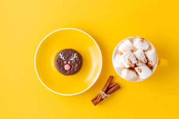 Biscoito Engraçado Rena Chocolate Natal Pires Xícara Café Com Marshmallow — Fotografia de Stock