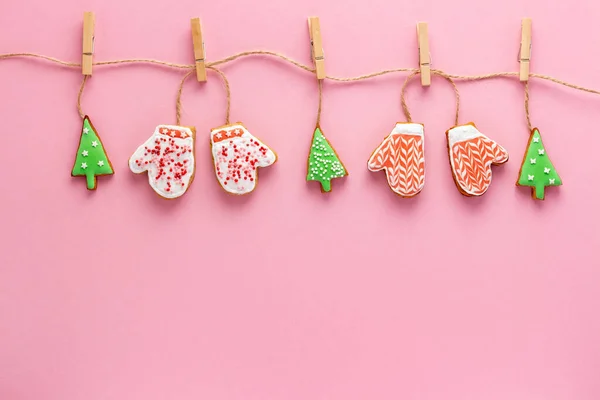 Guirnalda Ecológica Navidad Con Panes Jengibre Decorados Sobre Fondo Rosa — Foto de Stock
