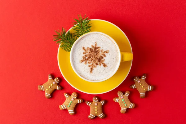 Navidad Pan Jengibre Forma Hombre Alrededor Taza Amarilla Café Sobre — Foto de Stock