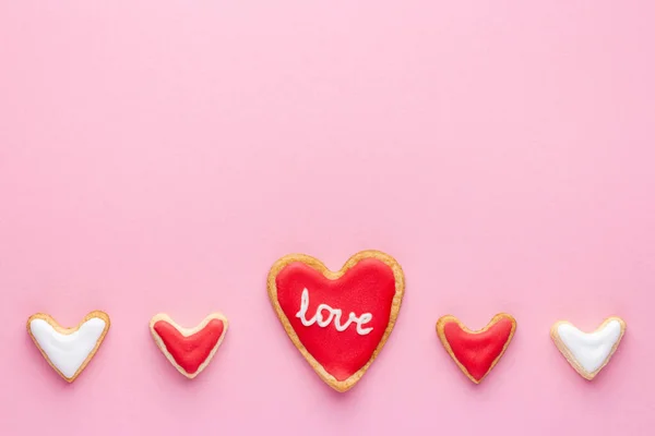 Una Fila Galletas Forma Corazón Con Glaseado Azúcar Palabra Amor — Foto de Stock