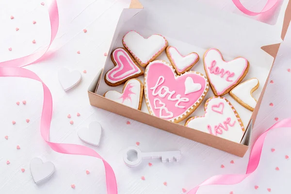 Een Doos Vol Hartvormige Koekjes Met Geglazuurd Woord Liefde Buurt — Stockfoto