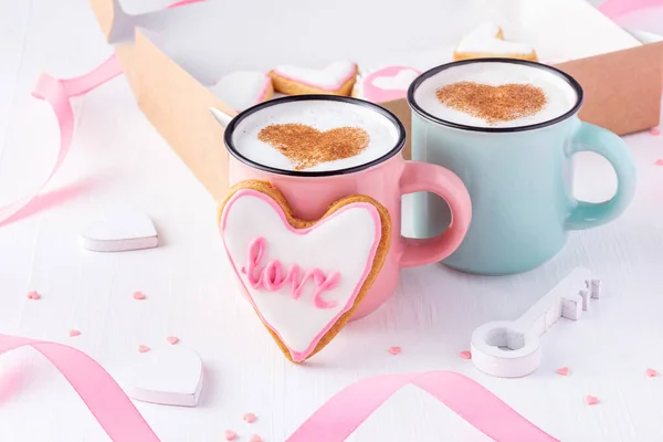 Par Tazas Con Café Con Leche Decoradas Con Corazones Canela — Foto de Stock