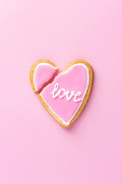 Galleta Rota Forma Corazón Con Palabra Amor Sobre Fondo Rosa — Foto de Stock