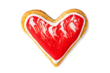 Kalp şeklinde kurabiye, beyaz arka planda izole edilmiş, üst manzara. Sevgililer Günü için bisküvi beyazda izole edilmiş..