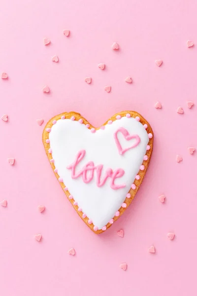 Galleta Forma Corazón Con Palabra Love Sobre Fondo Rosa Dulce — Foto de Stock