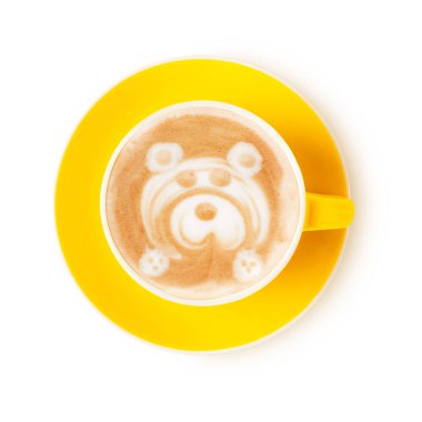 Beyaz arka planda izole edilmiş sarı bardakta ayılı latte. Tabağa sarı bir porselen bardak çizilmiş kahve..