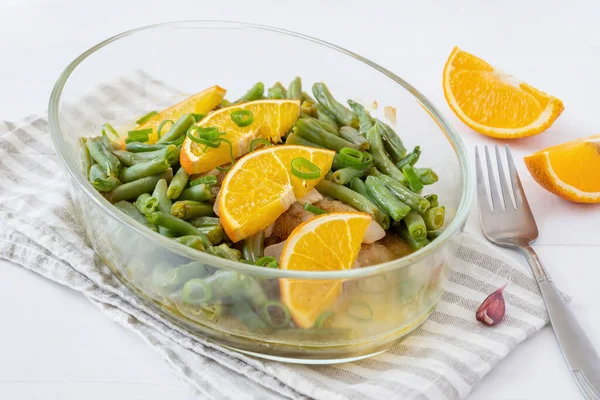 Haricots Verts Cuits Avec Filet Poisson Tranches Orange Dans Plat — Photo