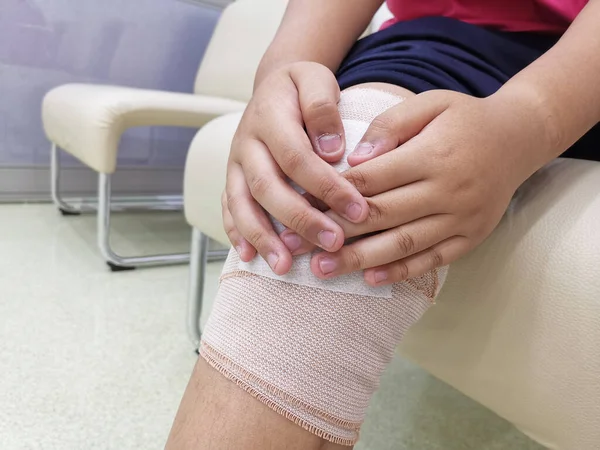 Kid Boy Feel Knee Pain Accident Healthy Problem Concept — Stock Photo, Image
