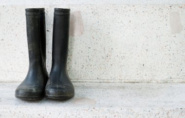 Siyah yağmur botları