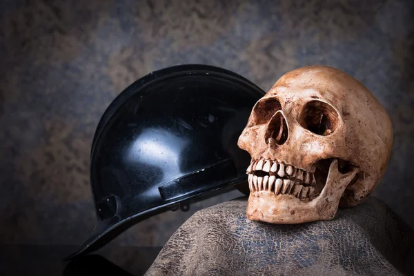 Human skull with safety helmet — Stock Photo, Image