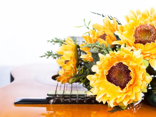 Sonnenblumen auf der klassischen Gitarre — Stockfoto