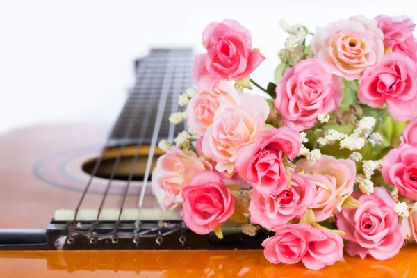 Fiori sulla chitarra classica — Foto Stock