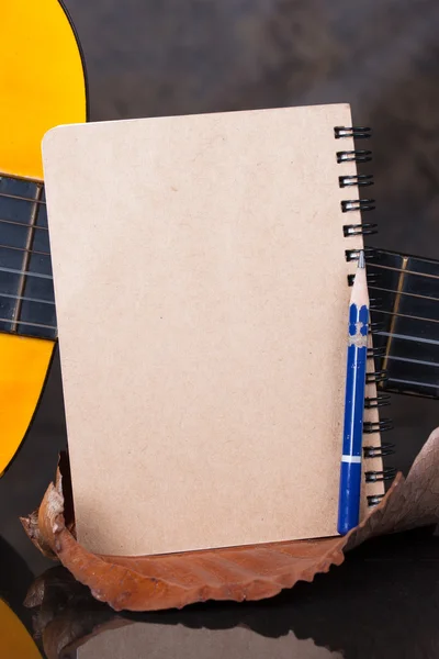 Tagebuch Ringbuch mit klassischer Gitarre — Stockfoto