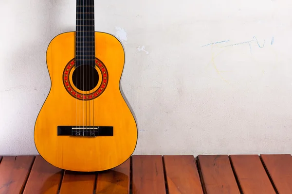 Klassische Gitarre im Zimmer. — Stockfoto